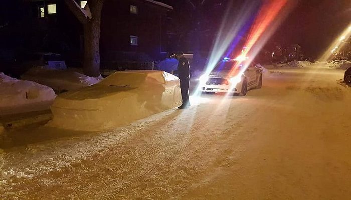 Insolite: À Montréal, une voiture sculptée dans la neige a reçu un « PV »