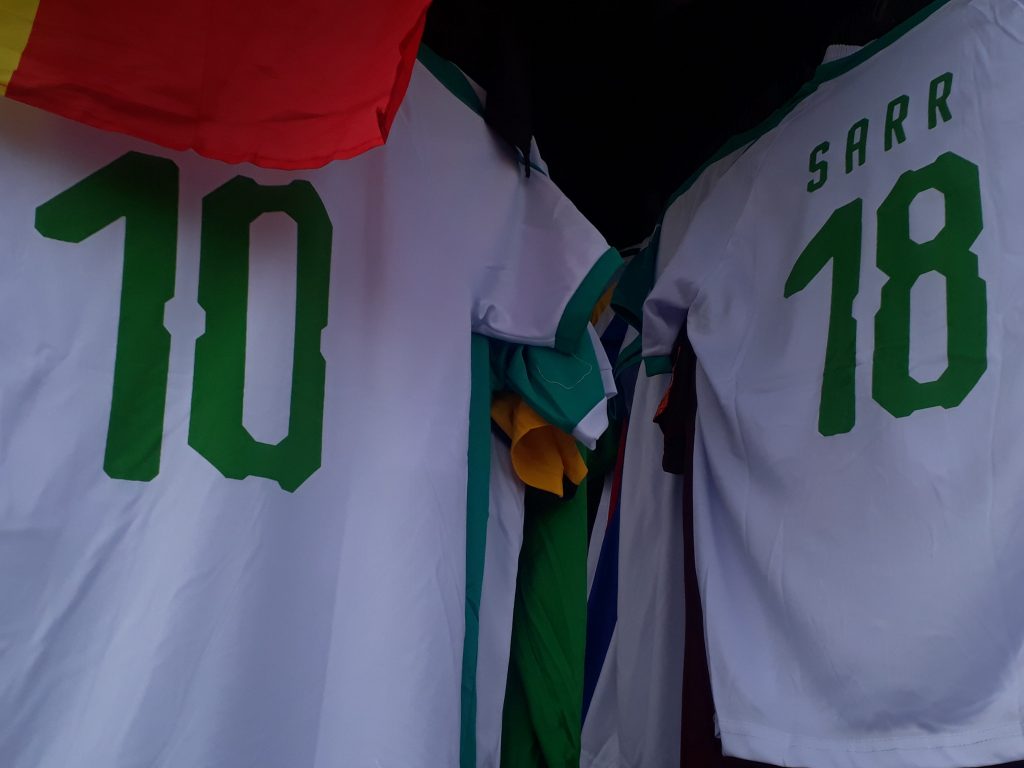 A Colobane, les vendeurs de maillots « grands vainqueurs » du Mondial 2018
