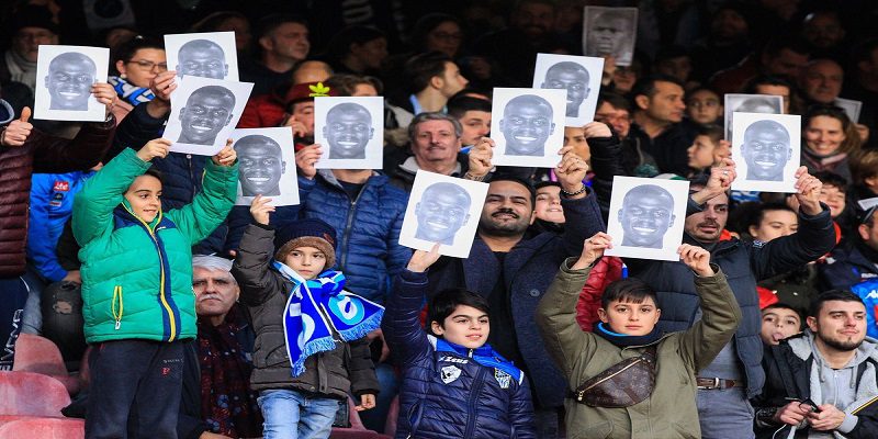 Serie A : Les fans napolitains solidaires, brandissent des photos de Kalidou Koulibaly
