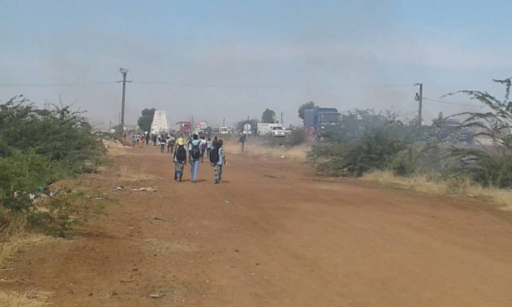 Mort par accident d’une élève du nouveau lycée de Kaolack, le personnel enseignant bloque la route nationale en guise de protestation