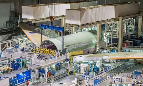 Airbus dévoile les 1ères images de l’A330-900 du Sénégal en atelier de peinture