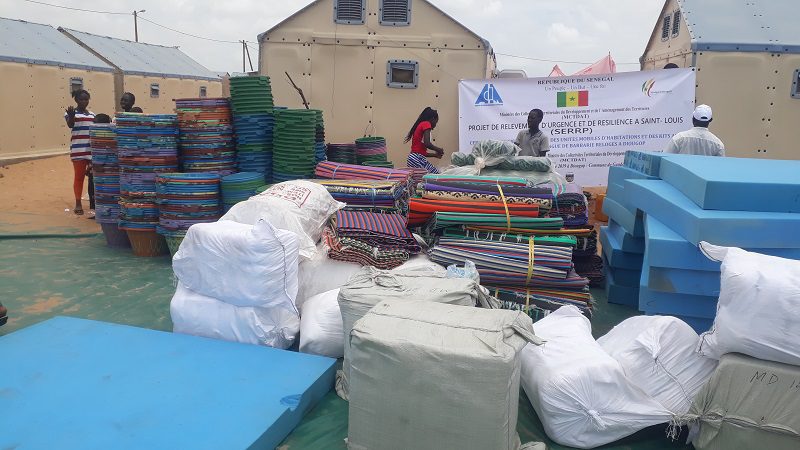 Saint-Louis : Le ministre Oumar Gueye au chevet des sinistrés de la Langue de Barbarie
