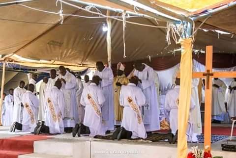Ordinations sacerdotales du diocèse de Thiès : Le presbytérium de Thiès accueille cinq nouveaux prêtres
