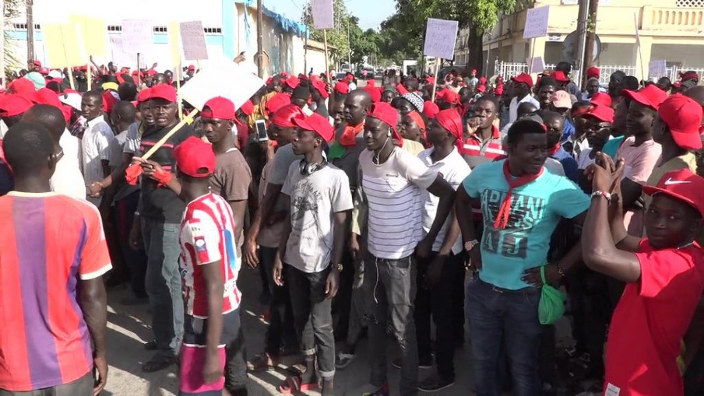 ZIGUINCHOR : Plusieurs dizaines de commerçants battent le macadam pour protester contre l’organisation d’une foire Internationale