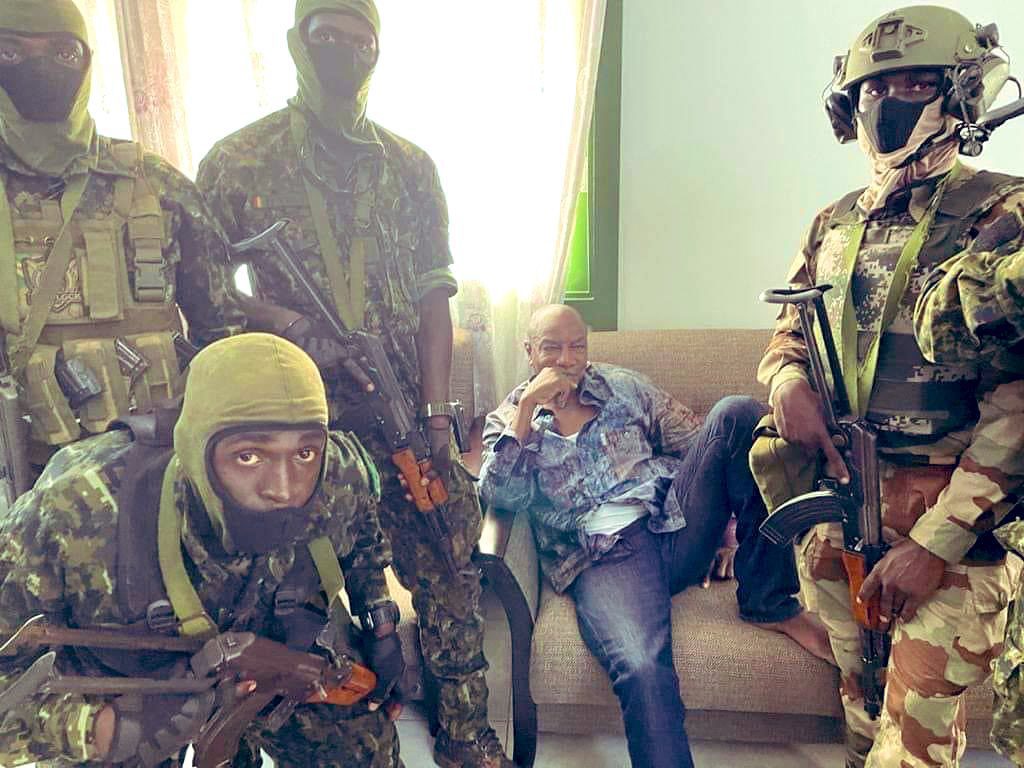 Guinée : Alpha Condé arrêté par des militaires et conduit à une destination inconnue