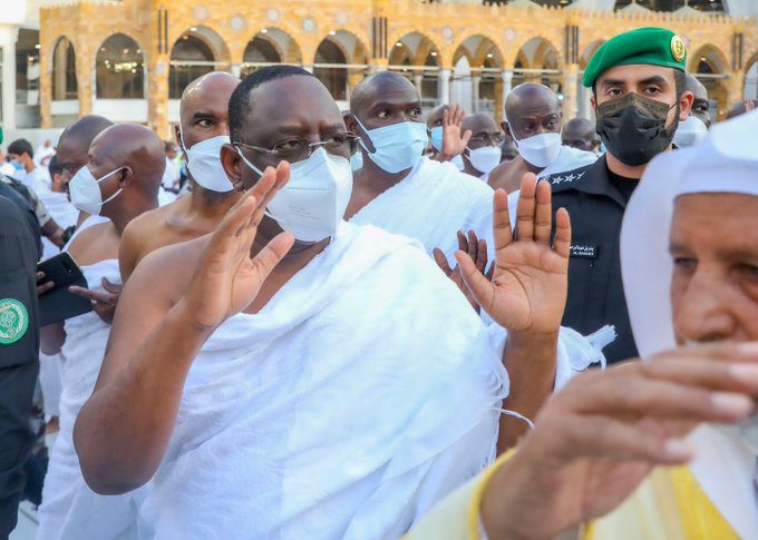 Vidéo : « Il faut enlever l’embargo sur le Mali » : Macky Sall interpelé par une Malienne en plein pèlerinage à la Mecque