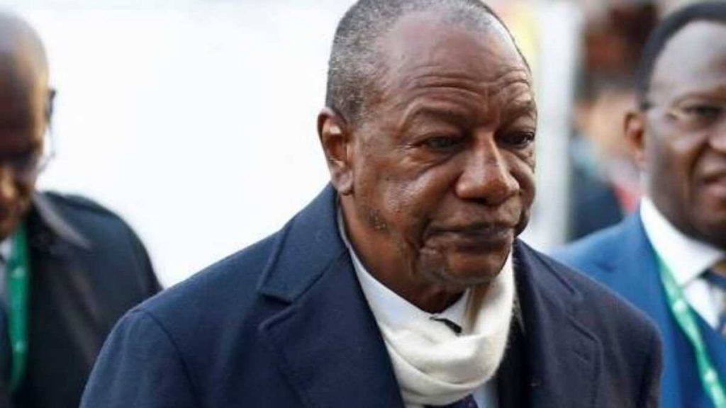 Guinée : Alpha Condé et 26 anciens hauts responsables sous sa présidence poursuivis pour « assassinat, meurtre, torture, disparition forcée »