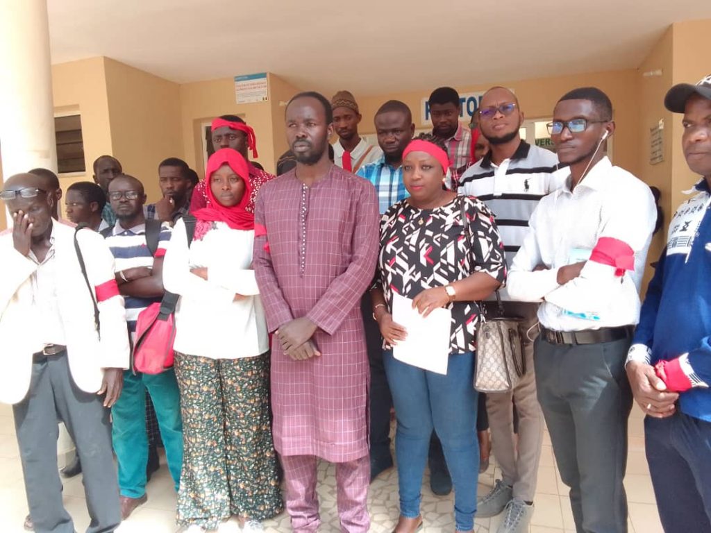 Ziguinchor : En brassards rouges, les enseignants – vacataires de l’UASZ réclament 2 semestres d’arriérés de salaires