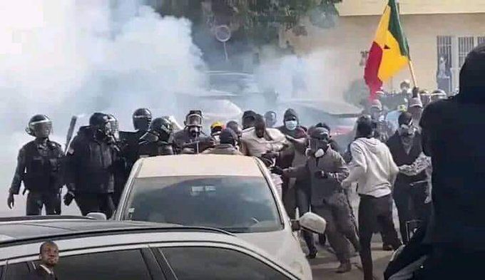 Procès en diffamation : L’opposant Ousmane Sonko encore sorti de son véhicule et conduit au tribunal