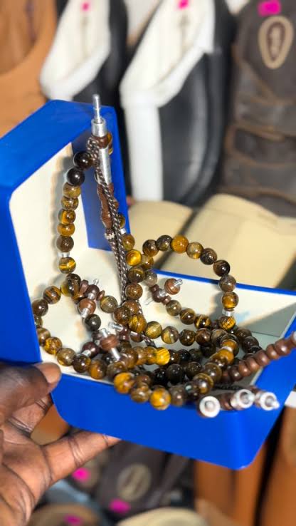 Au Sénégal, le chapelet mêle spiritualité populaire et activité commerciale